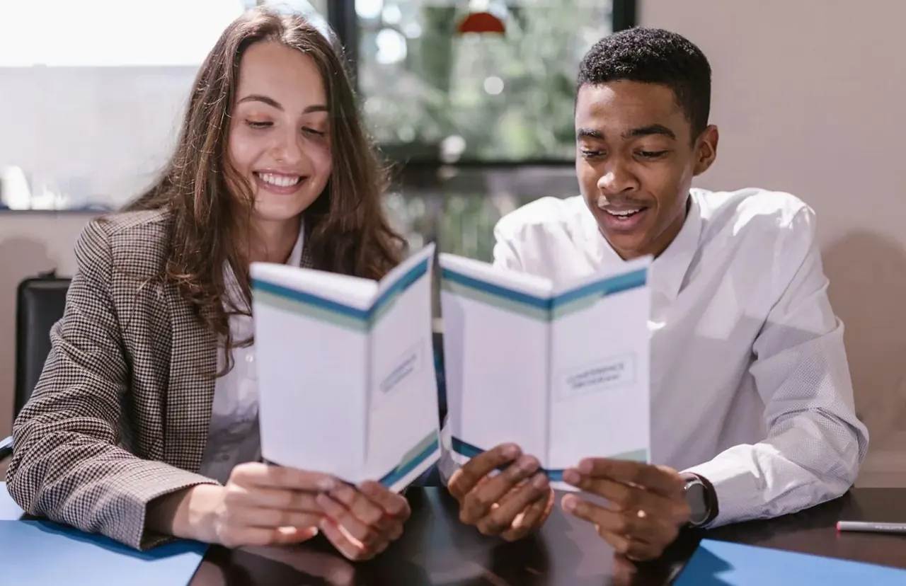 パンフレットを一緒に読む二人